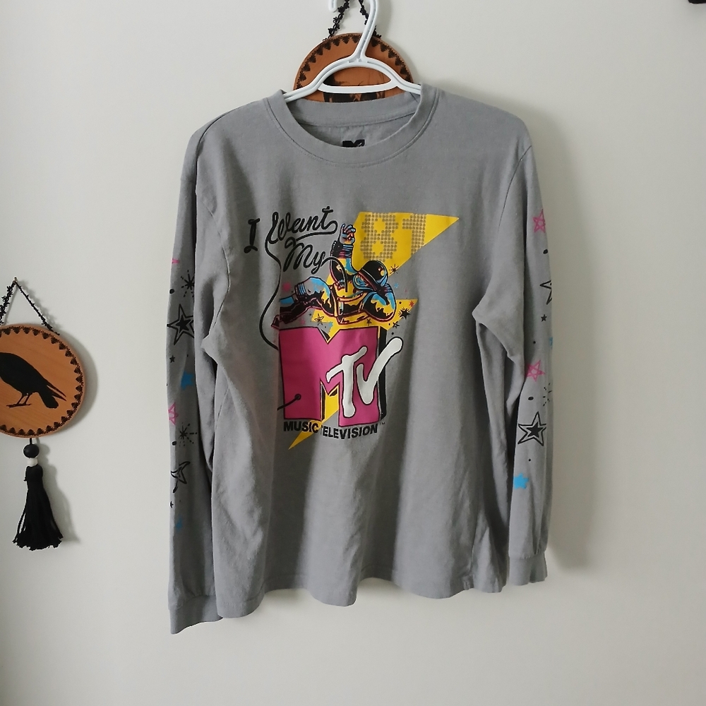 MTV Gray Long Sleeve Tee with Astronaut Colorful Graphic